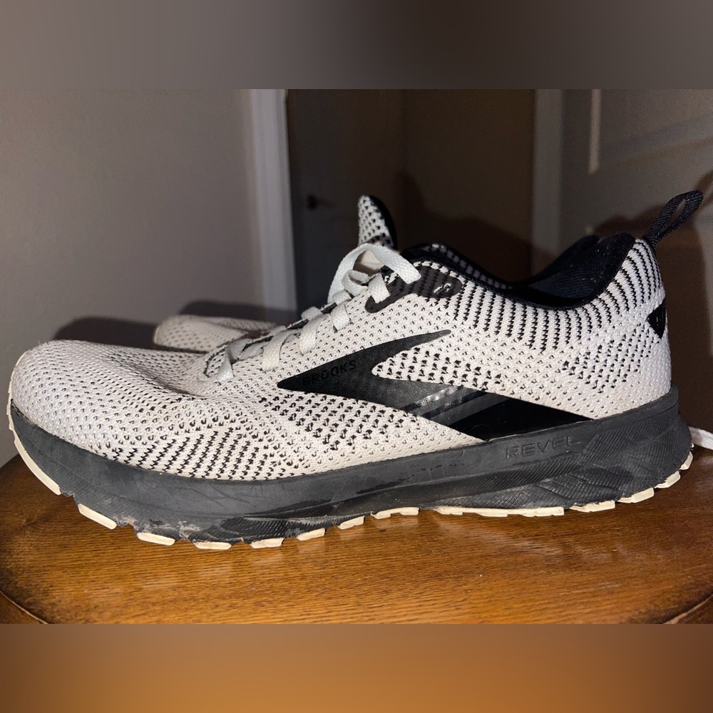 Brooks Revel 5 White and Black Athletic Shoes Women Size 8.5 M